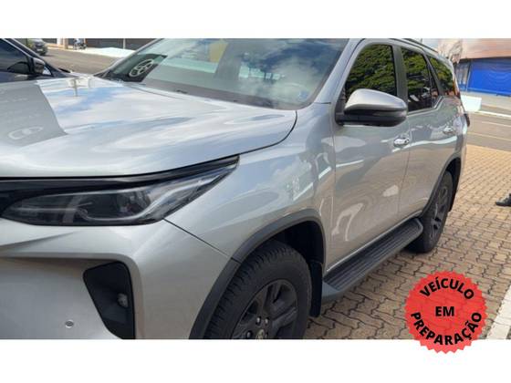 TOYOTA HILUX SW4 2.8 D-4D TURBO DIESEL SRX PLATINUM 7L 4X4 AUTOMÁTICO